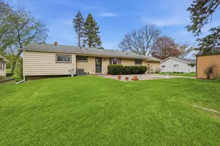 6994 N Range Line Rd, Glendale, WI 53209 - Photo 25