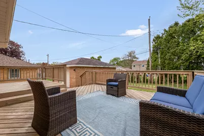 10422 W Hillside Ave, Wauwatosa, WI 53222 - Photo 9