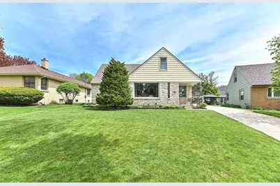 2746 S 77th St, West Allis, WI 53219 - Photo 3