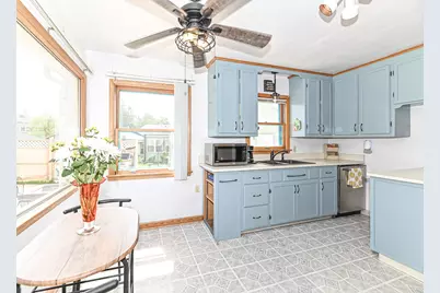 2746 S 77th St, West Allis, WI 53219 - Photo 9