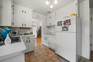 901 Hawthorn Dr, Waukesha, WI 53188 - Photo 9