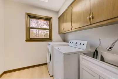 W52N618  Highland Dr, Cedarburg, WI 53012 - Photo 9