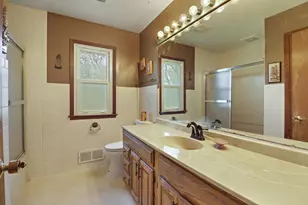 3301 E Carol Ct, Oak Creek, WI 53154 - Photo 9