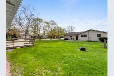 3903  Madeline Ln, Manitowoc, WI 54220 - Photo 7