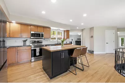 2028  Hillside Ct, Delafield, WI 53018 - Photo 9