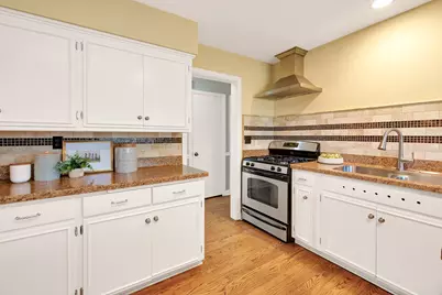 6732 N Holly Ct, Fox Point, WI 53217 - Photo 17