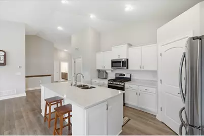 2046 E Omaha Dr, Grafton, WI 53024 - Photo 5