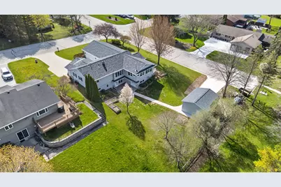 914  Hawthorne Dr, Howards Grove, WI 53083 - Photo 3