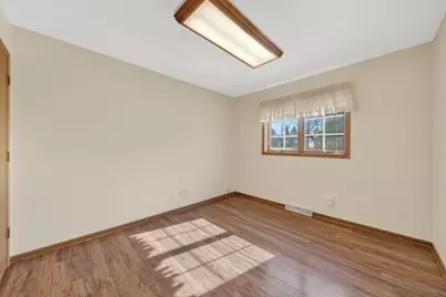 914  Hawthorne Dr, Howards Grove, WI 53083 - Photo 25