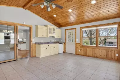 914  Hawthorne Dr, Howards Grove, WI 53083 - Photo 13