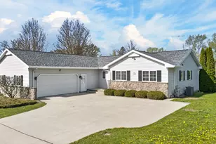 914 Hawthorne Dr, Howards Grove, WI 53083 - Photo 1