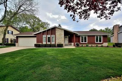 W224N2618  Ridgewood Ln, Pewaukee, WI 53186 - Photo 1