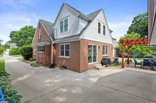 4942 N Berkeley Blvd, Whitefish Bay, WI 53217 - Photo 37