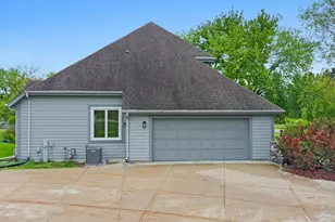 W292N3634 Stillmeadow Rd, Delafield, WI 53072 - Photo 9