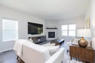 310 Paradise Ct, Hartland, WI 53029 - Photo 9