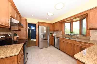 10232 N Greenview Dr, Mequon, WI 53092 - Photo 11