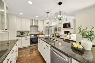 10333 N Versailles Ct, Mequon, WI 53092 - Photo 5