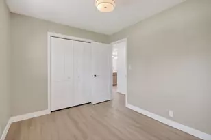 5224 W Luebbe Ln, Milwaukee, WI 53223 - Photo 13