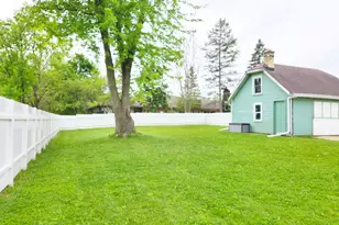 913 E Washington St, West Bend, WI 53095 - Photo 7