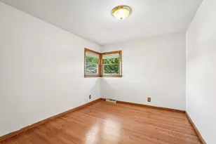 5544 Oakwood St, Greendale, WI 53129 - Photo 15