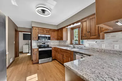 3953 S Victoria Ct, New Berlin, WI 53151 - Photo 9