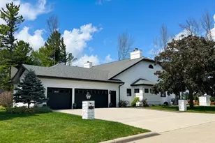 402 Wild Oak Dr, Manitowoc, WI 54220 - Photo 5