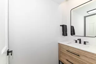 2555 N Lake Dr, Milwaukee, WI 53211 - Photo 15