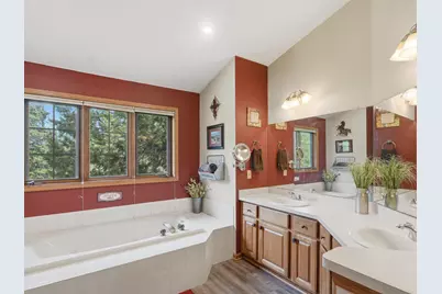 13370 W Maple Ridge Rd, New Berlin, WI 53151 - Photo 33
