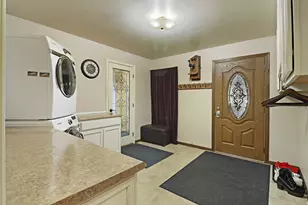 37 S Hillock Dr, Racine, WI 53406 - Photo 7