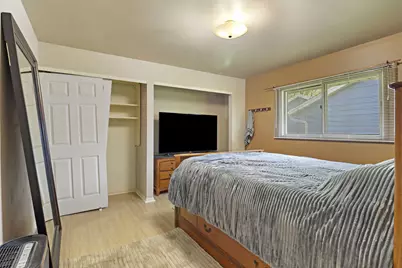 37 S Hillock Dr, Racine, WI 53406 - Photo 13