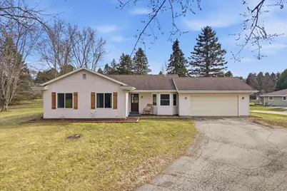 627  Prairie View Dr, North Prairie, WI 53153 - Photo 1