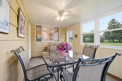 5302  Lakeview Dr, Greendale, WI 53129 - Photo 9