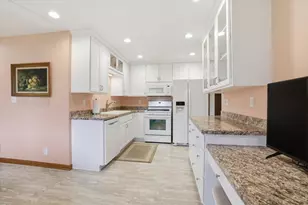5302 Lakeview Dr, Greendale, WI 53129 - Photo 5