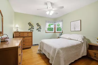 5302  Lakeview Dr, Greendale, WI 53129 - Photo 13