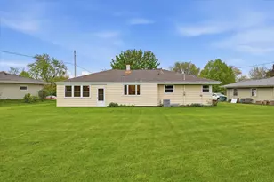 5302 Lakeview Dr, Greendale, WI 53129 - Photo 17