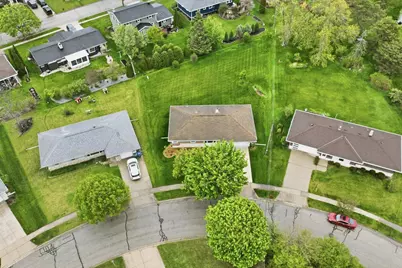 5302  Lakeview Dr, Greendale, WI 53129 - Photo 31