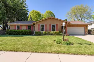 2204 Hunting Ridge Rd, Waukesha, WI 53188 - Photo 3