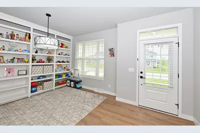 W201N5523  Magnolia Ln, Menomonee Falls, WI 53051 - Photo 3