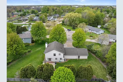 8450 S Heritage Ct, Oak Creek, WI 53154 - Photo 7