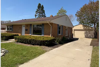 1010  Shorecrest Dr, Racine, WI 53402 - Photo 1