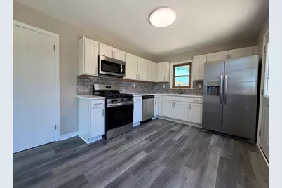 1010  Shorecrest Dr, Racine, WI 53402 - Photo 5