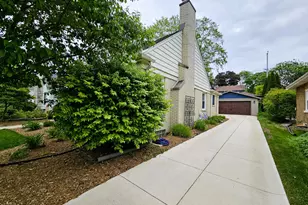 2456 N 82nd St, Wauwatosa, WI 53213 - Photo 5