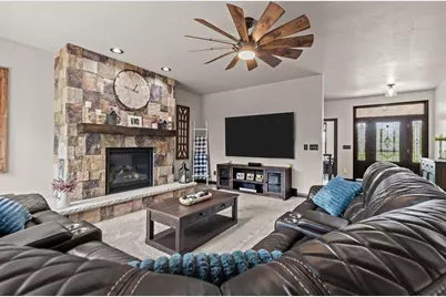 5770 W Natures Ln, Grand Chute, WI 54914 - Photo 5