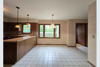6730  Manchester Dr, Greendale, WI 53129 - Photo 9