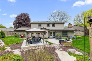 800 Sweetbriar Ct, Waukesha, WI 53186 - Photo 3