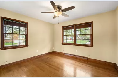 321 W Birch St, Glendale, WI 53217 - Photo 25