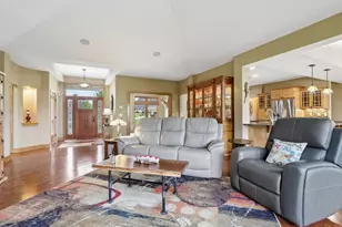 W287N990 Bedouin Ct, Delafield, WI 53188 - Photo 11