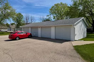 1012 Meadow St, Watertown, WI 53094 - Photo 3