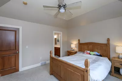 10935 N Oriole Ln, Mequon, WI 53092 - Photo 33