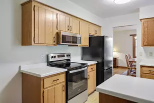 S54W23631 Maple Hill Ct, Waukesha, WI 53189 - Photo 9